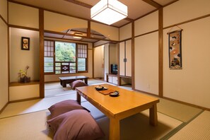 Japanese Style Room(14.5sqm), River View | In-room safe, soundproofing, free WiFi, bed sheets - Kurokawa Onsen Yamabiko Ryokan (Minamioguni)