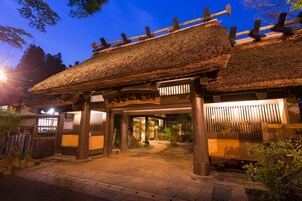 Fachada da propriedade à noite