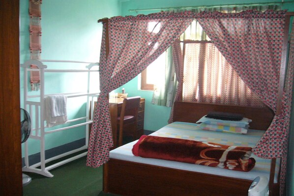 Standard Double or Twin Room | Bathroom