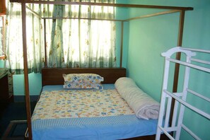 Kamar Double atau Twin Standar | Seprai premium, brankas, meja kerja, dan setrika/meja setrika