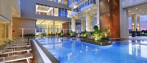 Una piscina al aire libre