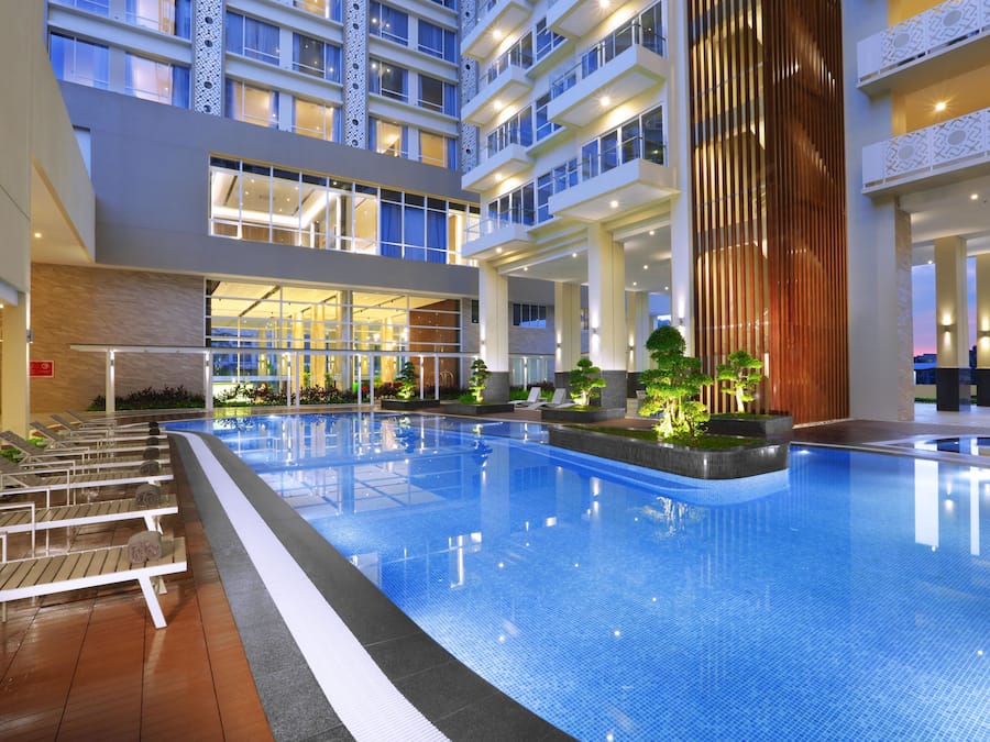 Una piscina al aire libre