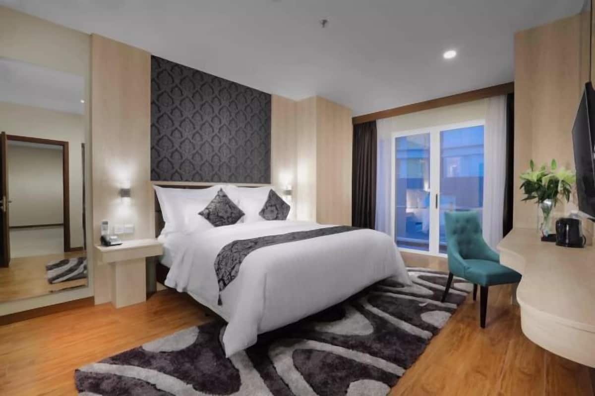 In-room safe, desk, soundproofing, iron/ironing board (on request)