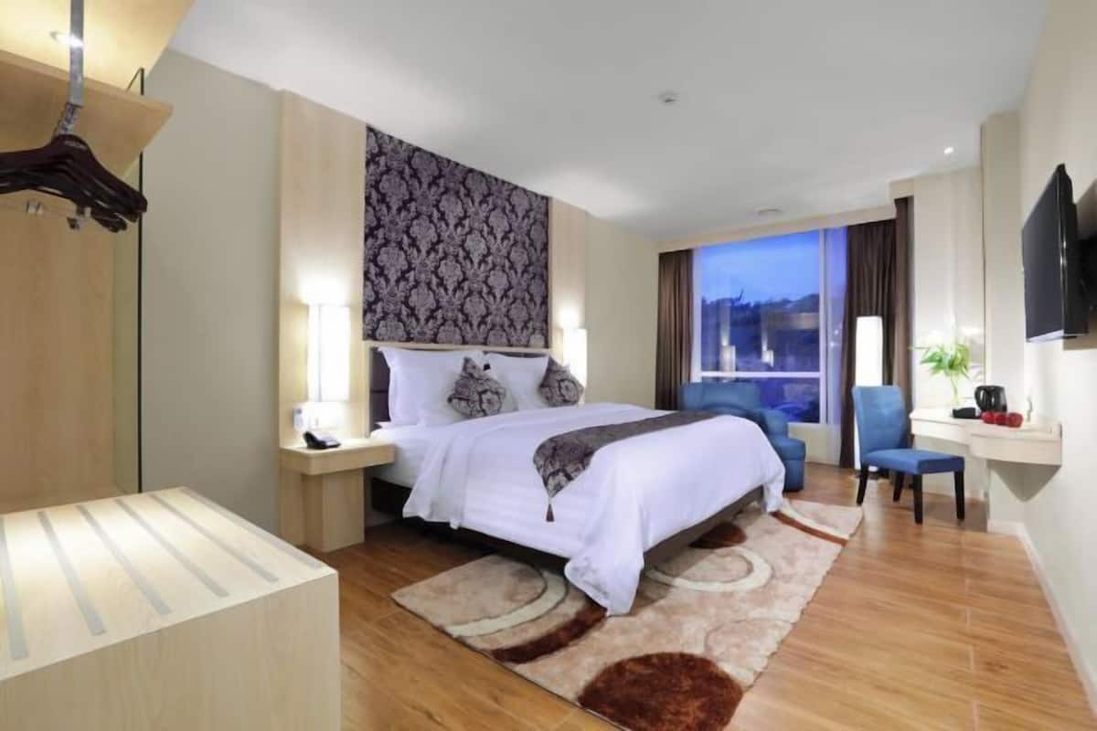 In-room safe, desk, soundproofing, iron/ironing board (on request)