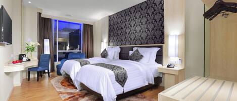 Tvåbäddsrum Deluxe | Värdeförvaringsskåp på rummet, skrivbord och ljudisolering