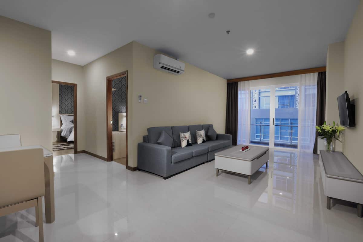 apartment, 3 bedrooms | living room | 32-inch lcd tv with cable channels, tv