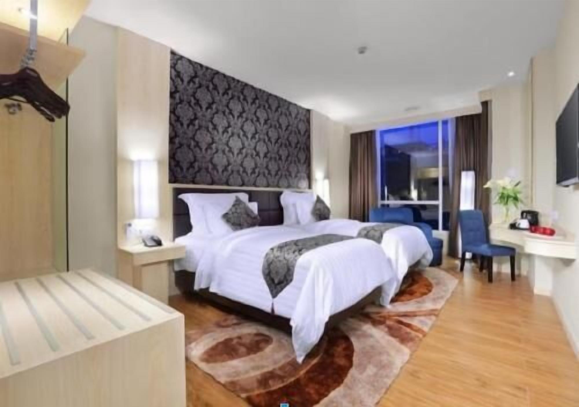 Tallelokero huoneessa, työpöytä, äänieristys, silitysrauta/-lauta