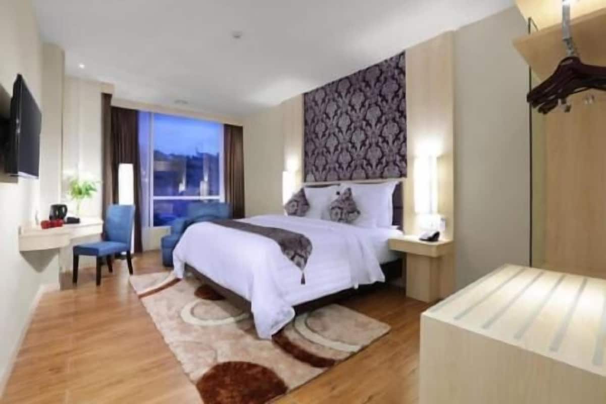 In-room safe, desk, soundproofing, iron/ironing board