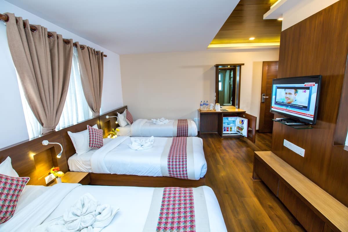 deluxe triple room, balcony, city view | 1 bedroom, premium bedding, minibar, in-room safe
