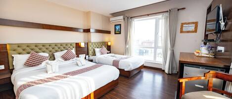 Chambre Familiale, balcon, vue ville | Literie de qualité supérieure, minibar, coffres-forts dans les chambres