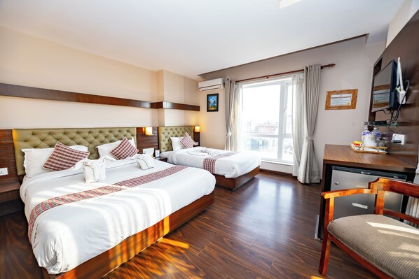 Chambre Familiale, balcon, vue ville | Literie de qualité supérieure, minibar, coffres-forts dans les chambres