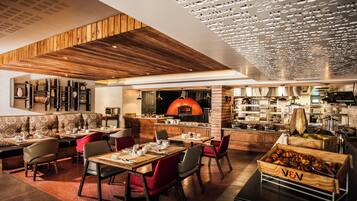 Café da manhã, almoço e jantar; local e internacional