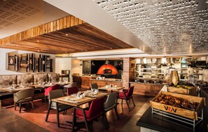 حيث تُقدم وجبات الإفطار، الغداء، العشاء، خيارت الطبخ المحلي والعالمي