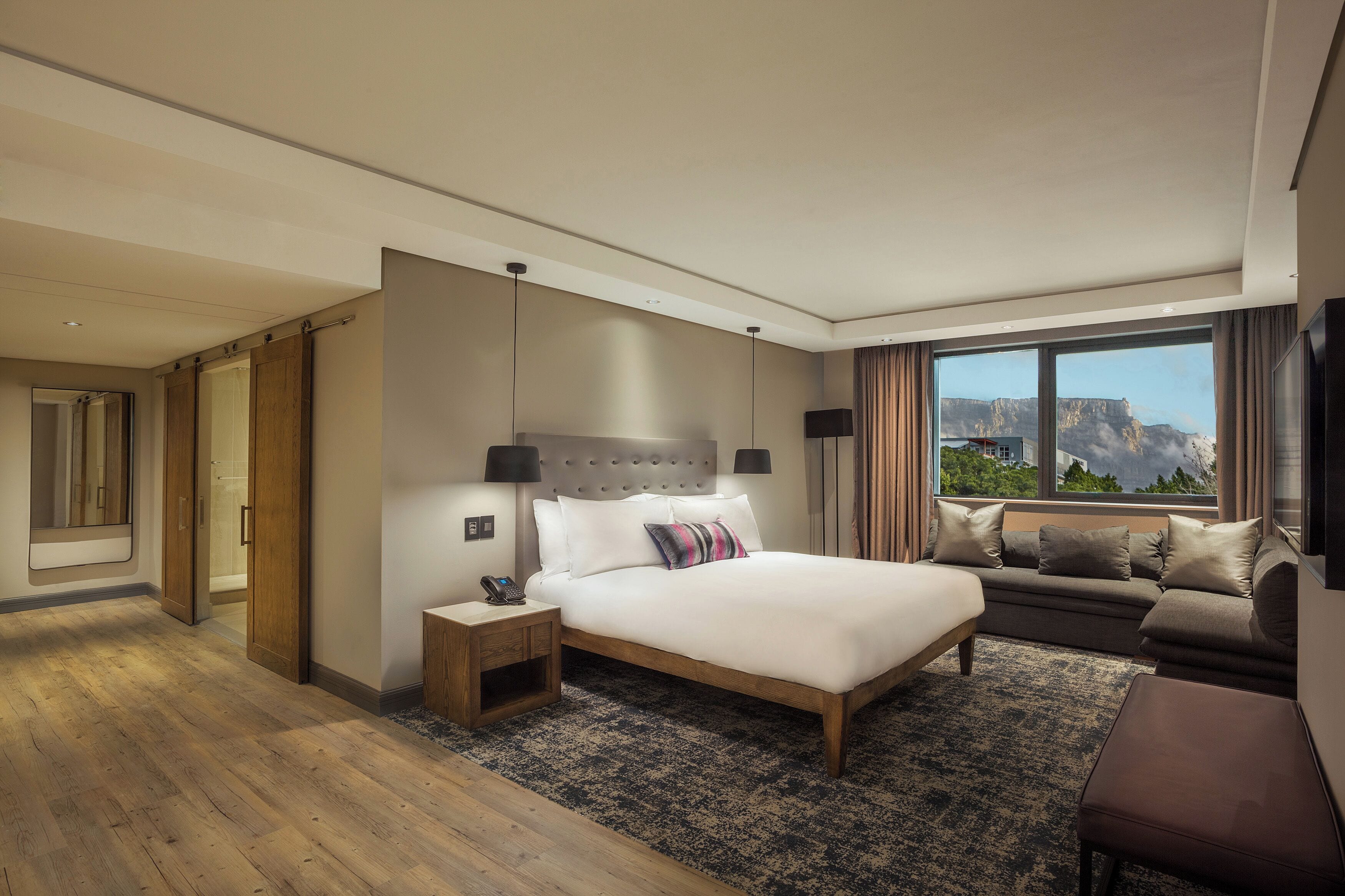 高級寝具、セーフティボックス (室内)、デスク、遮光カーテン