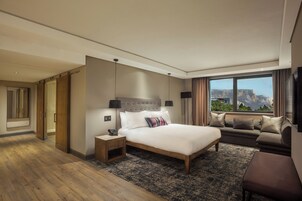 Premium bedding, in-room safe, desk, blackout curtains
