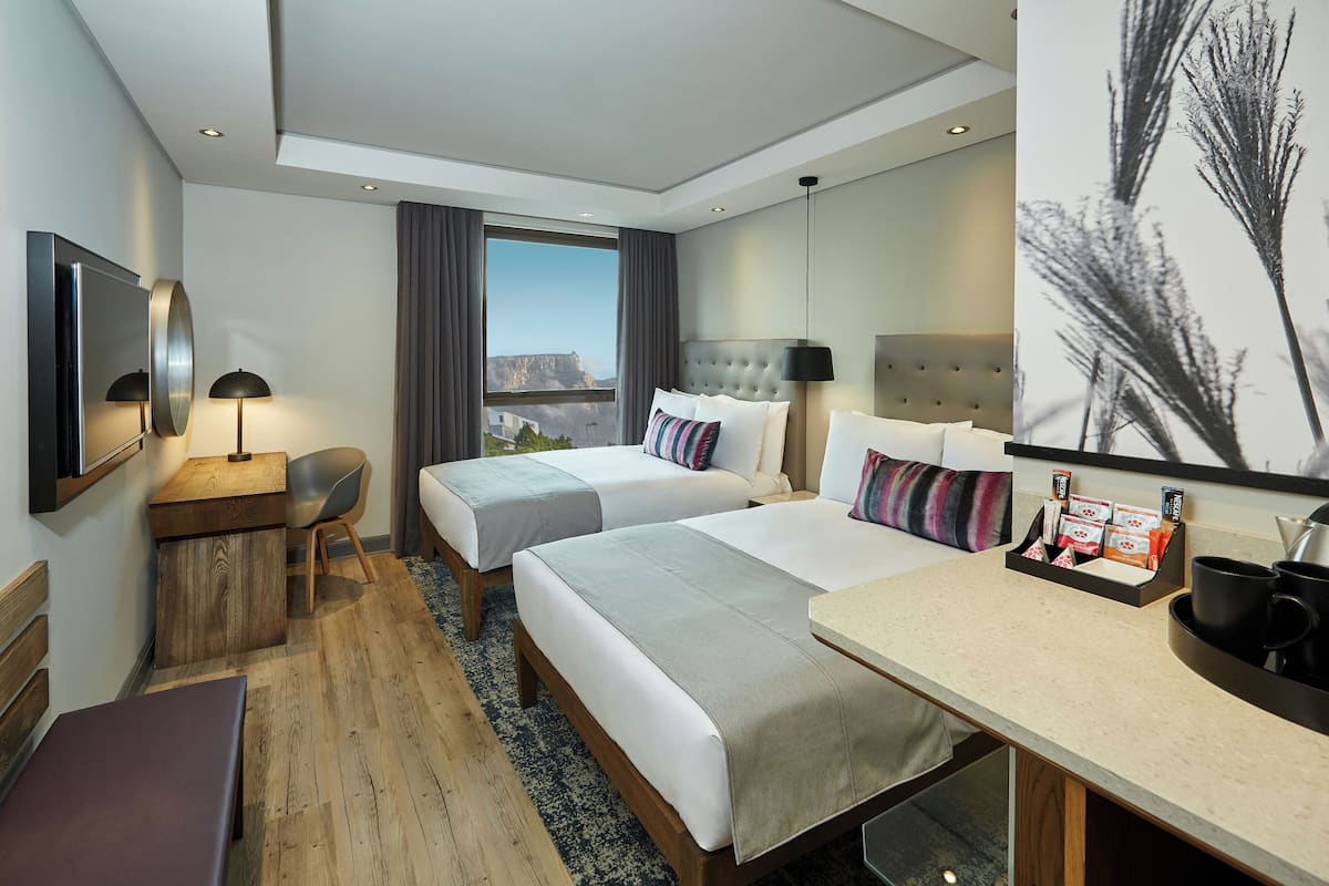 Double Room with Two Double Beds | เครื่องนอนระดับพรีเมียม, ตู้นิรภัยในห้องพัก, โต๊ะทำงาน, ผ้าม่านกันแสง