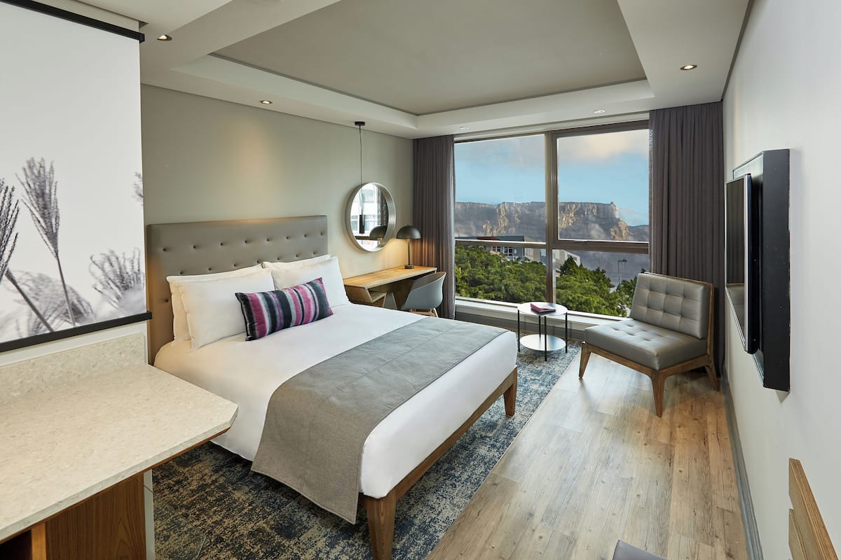 Standard Queen Room | เครื่องนอนระดับพรีเมียม, ตู้นิรภัยในห้องพัก, โต๊ะทำงาน, ผ้าม่านกันแสง