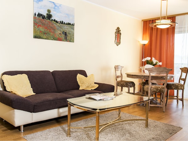 Appartement | Woonkamer | Een flatscreentelevisie