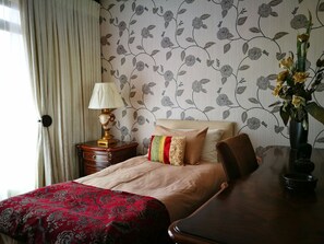 Appartement, 3 slaapkamers (LS301) | Een kluis op de kamer, een bureau, een strijkplank/strijkijzer