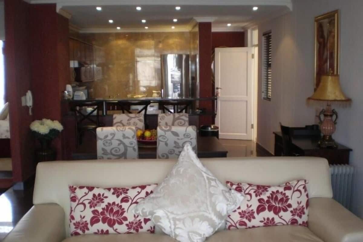 Apartment, 2 Bedrooms (M409) | Living room