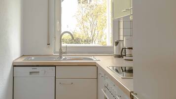 Apartamento conforto, 1 quarto | Cozinha privada | Cafeteira/chaleira, geladeira, micro-ondas, fogão