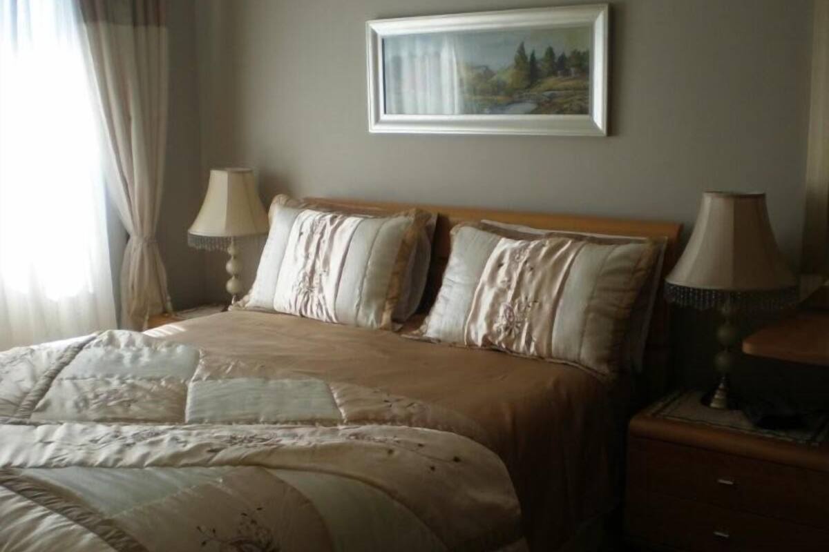 Caja de seguridad en la habitación y escritorio