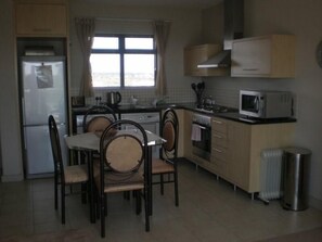 公寓, 1 間臥室 (KB605W) | 私人廚房 | 大型雪櫃/冰箱、微波爐、焗爐、爐具