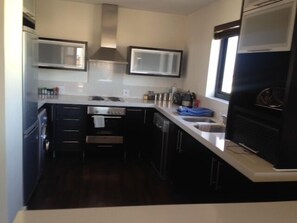 公寓, 2 間臥室 (KB709W) | 私人廚房 | 大型雪櫃/冰箱、微波爐、焗爐、爐具