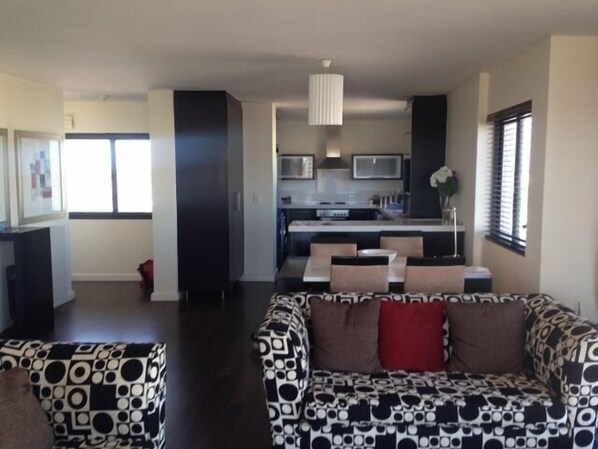 公寓, 2 間臥室 (KB709W) | 客廳 | 平面電視