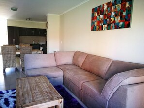 Apartment, 2 Bedrooms (MQ202) | Living room