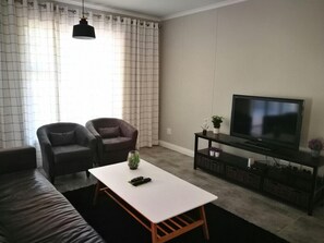 Apartment, 3 Schlafzimmer (MQ107) | Wohnzimmer | Fernseher