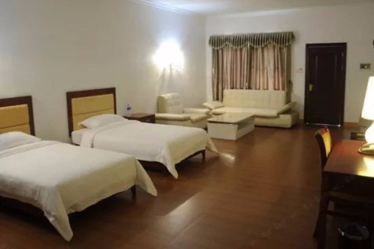 Habitación con 2 camas individuales, vista al jardín | Minibar, caja de seguridad en la habitación y escritorio 