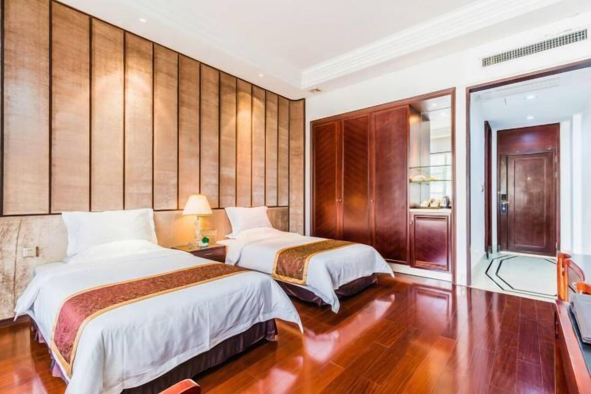 Minibar, caja de seguridad en la habitación y escritorio 