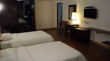 Minibar, in-room safe, desk, iron/ironing board