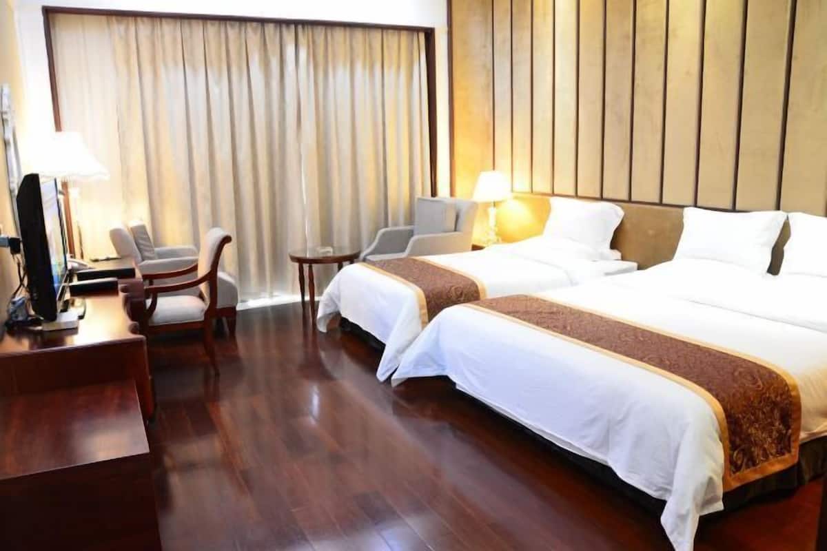 Minibar, in-room safe, desk, iron/ironing board