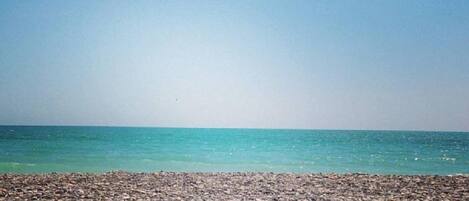 Plage à proximité, chaises longues, serviettes de plage