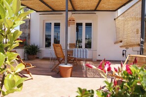Outdoor dining - The window on the Cathedral (Lecce)