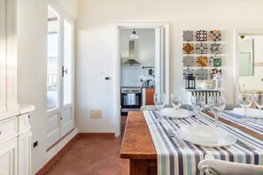 Dining - The window on the Cathedral (Lecce)