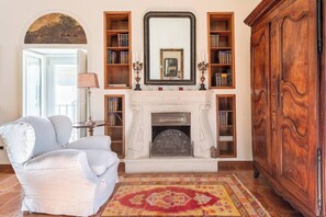 Smart TV, fireplace, DVD player, books