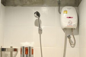 Bathroom shower - My Hostel Ratchada (Bangkok)
