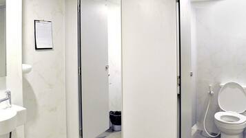 Private Capsule Female Dormitory | Baño | Regadera, amenidades de baño gratuitas, secadora de cabello, toallas