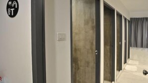 Private Capsule Male Dormitory | バスルーム | シャワー、バスアメニティ (無料)、ヘアドライヤー、タオル