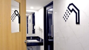 Private Capsule Female Dormitory | バスルームのシンク