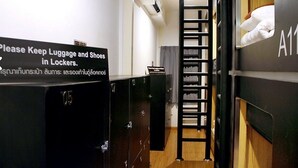 Private Capsule Male Dormitory | WiFi (無料)、ベッドシーツ