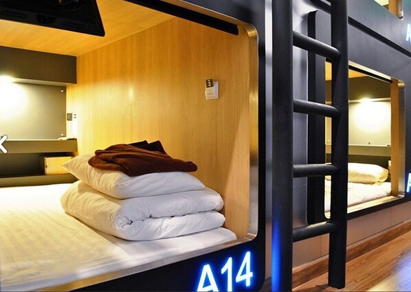 Private Capsule Male Dormitory | Δωρεάν Wi-Fi, κλινοσκεπάσματα 