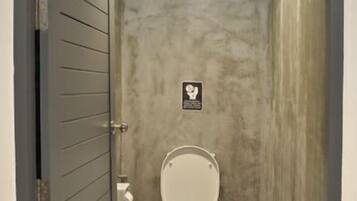 Regadera, amenidades de baño gratuitas, secadora de cabello, toallas