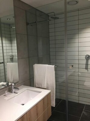 Apartment, 2 Bedrooms (M502) | Bathroom - Island Letting - Luxury (Self Catering) Matrix Apartments (Cape Town)