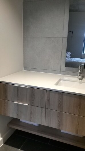 Bathroom - Island Letting - Luxury (Self Catering) Matrix Apartments (Cape Town)