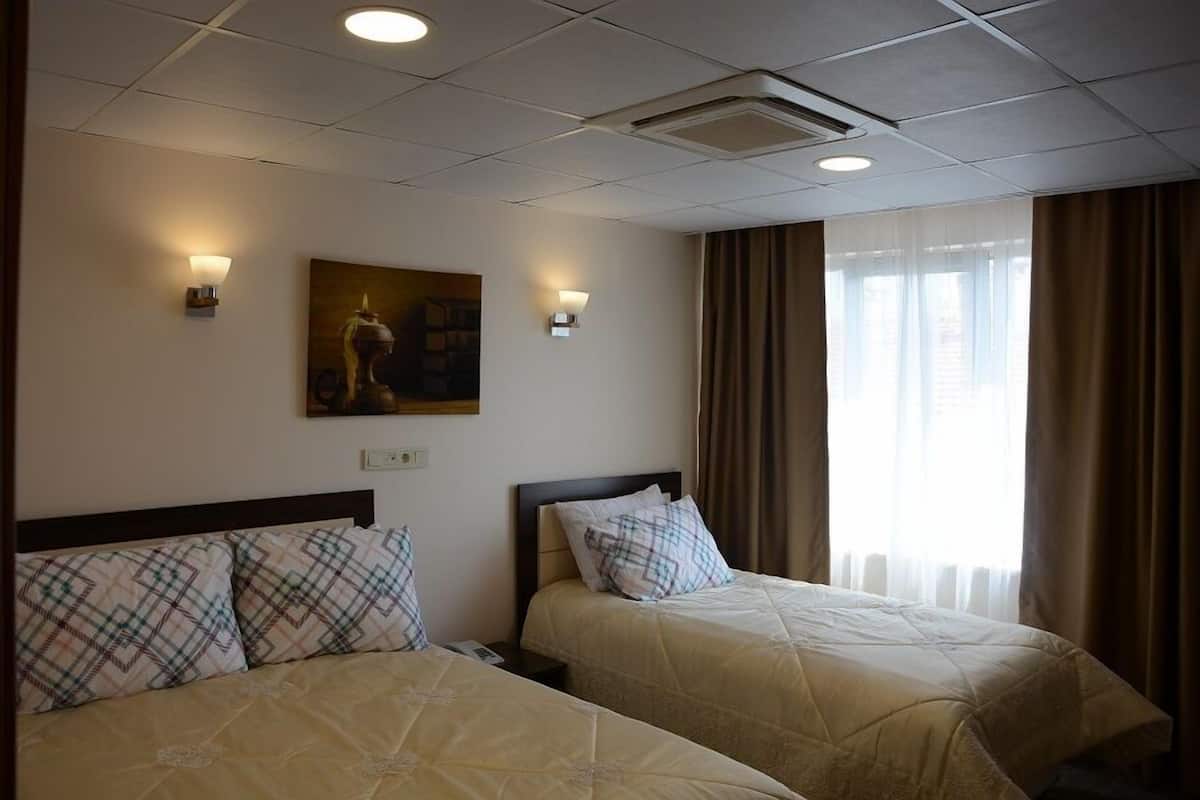 Familiekamer | 2 slaapkamers, een minibar, een bureau, geluiddichte muren
