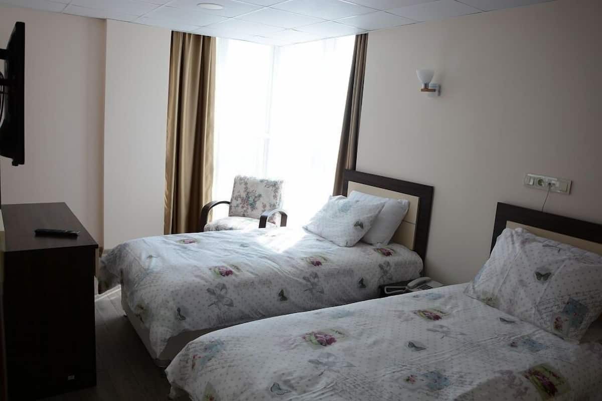 Kamer, 1 twee- of 2 eenpersoonsbedden | 2 slaapkamers, een minibar, een bureau, geluiddichte muren